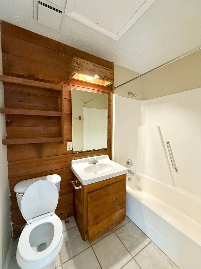 Building Photo - Remodeled!! Close to Shopping, VA Hospital and Hilaman Golf Course!