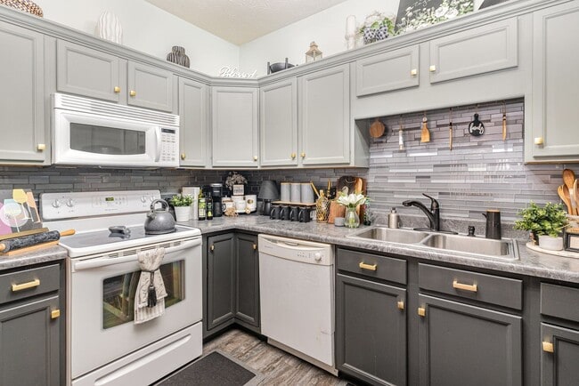 Building Photo - Stylish Furnished 2BR Retreat w/ Garage | ...