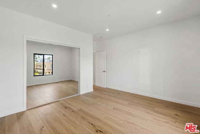 Building Photo - 824 N Orange Grove Ave