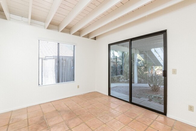 Building Photo - Lovely 4 bedroom Oceanside home!