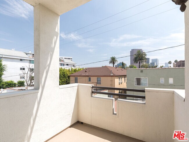 Building Photo - 230 S Hamilton Dr