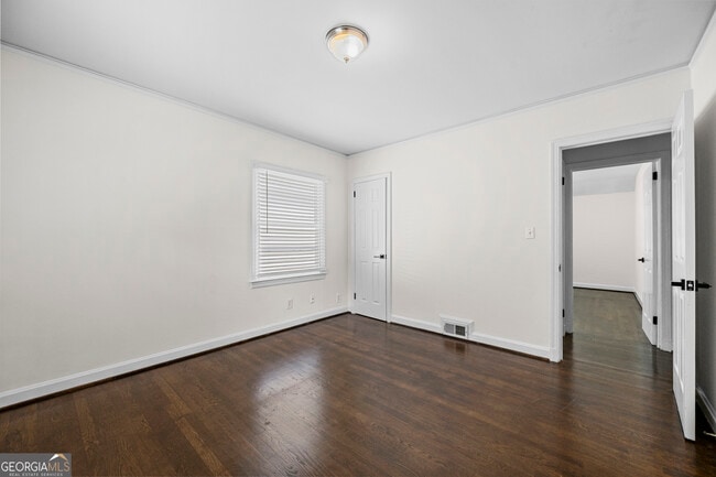 Building Photo - 990 Lindridge Dr NE