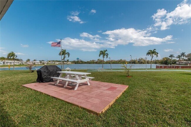 Building Photo - 2200 Park Ln