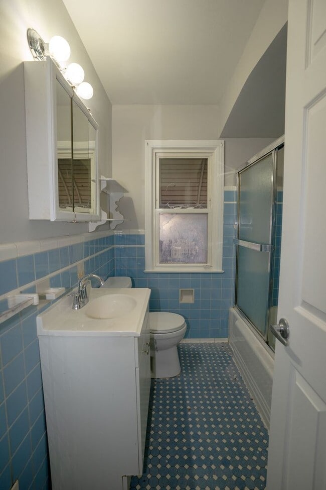 Building Photo - Update charming 3 bedroom bungalow