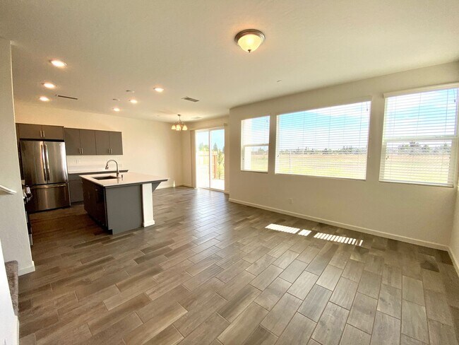 Building Photo - $2,395 Alluvial & Fowler, 3 Bedroom Home -...