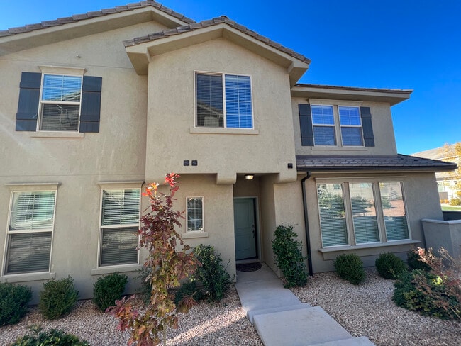 Building Photo - 1911 E Fiesta Ln