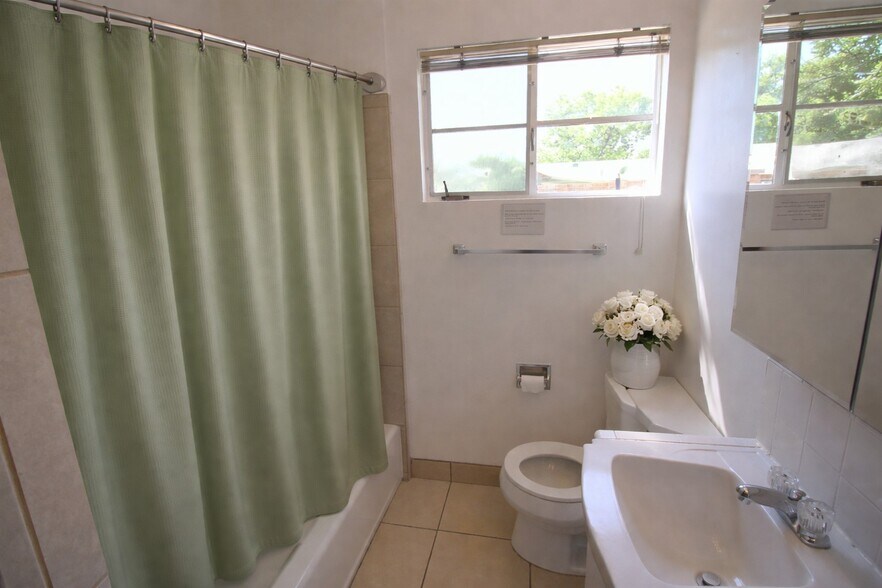 Hall Bath - 735 E Granada Dr