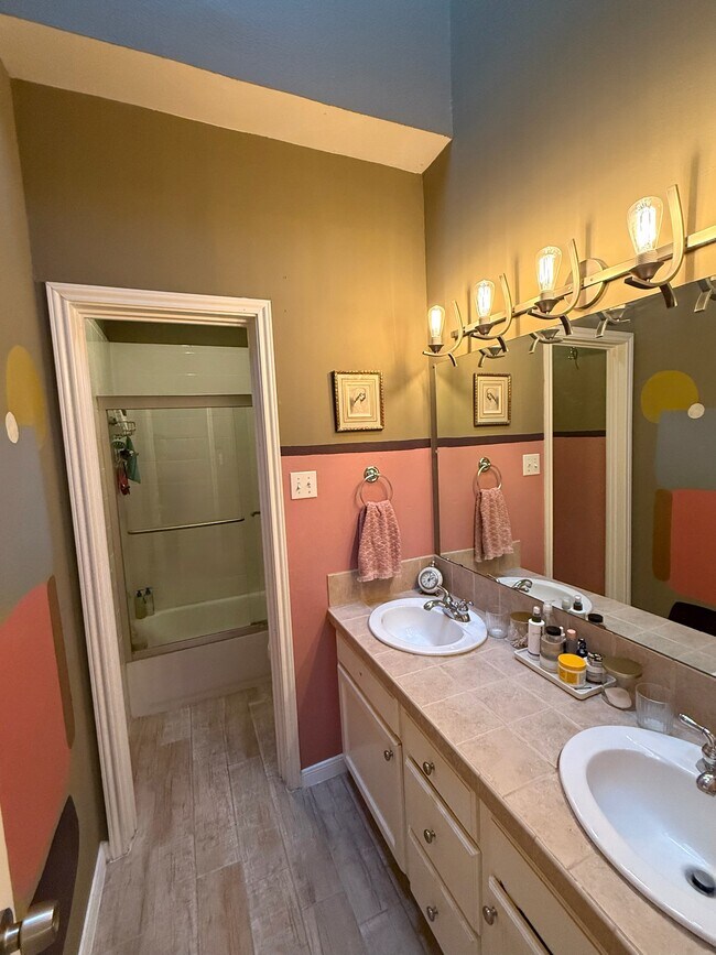 Building Photo - 4424 Holland Ave