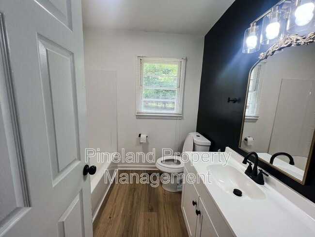 Building Photo - 1009 Martindale Dr