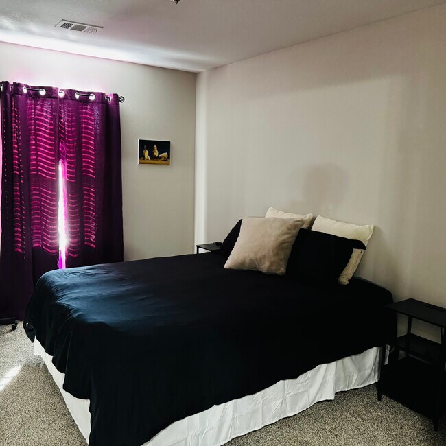 Building Photo - 718 Pine Lodge Dr