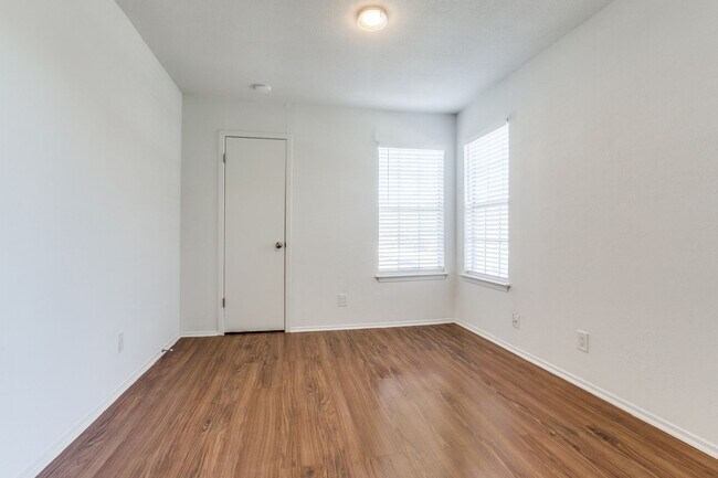 Building Photo - Lock and go GATED COMMUNITY near the night life in Addison. 2br/1ba Condo!