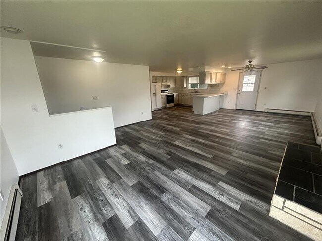 Building Photo - 209 E 3rd St