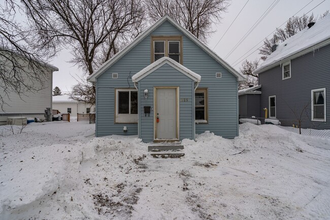 Building Photo - Recent Renovated 2-Bedroom Home, Pet Frien...