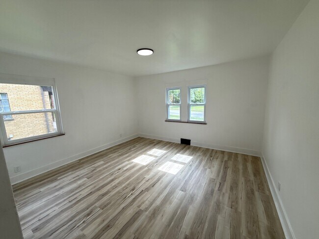 Building Photo - 7209 Brookcrest Dr