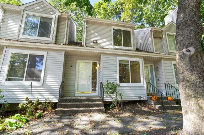 Building Photo - 20 E Pembroke Rd