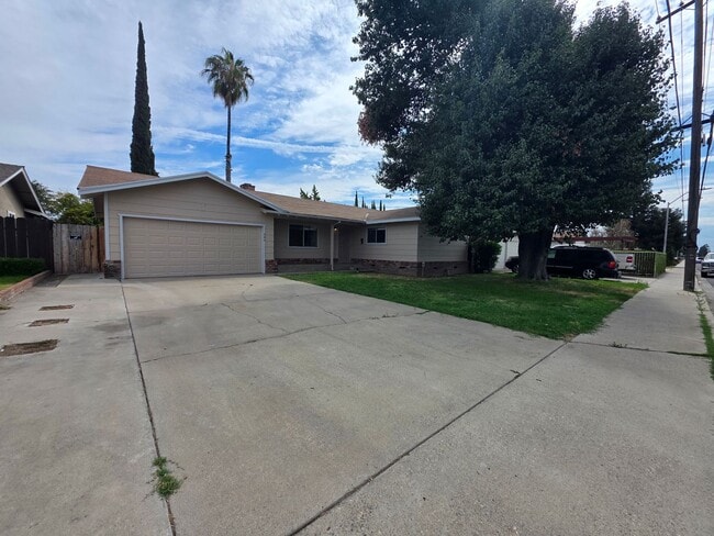 Building Photo - 3 bedroom single story in Turlock!