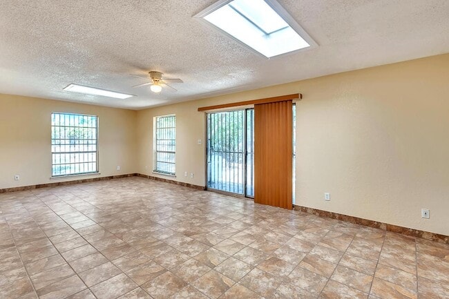 Building Photo - 301 Los Nietos Ct