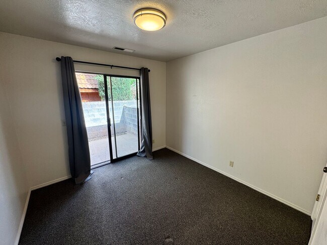 Building Photo - Cute, Cozy, Downtown Beauty.