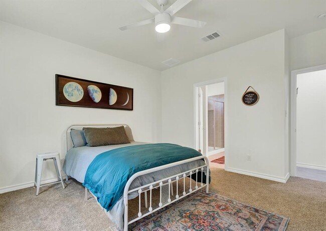 Building Photo - 216 Mary Max Cir