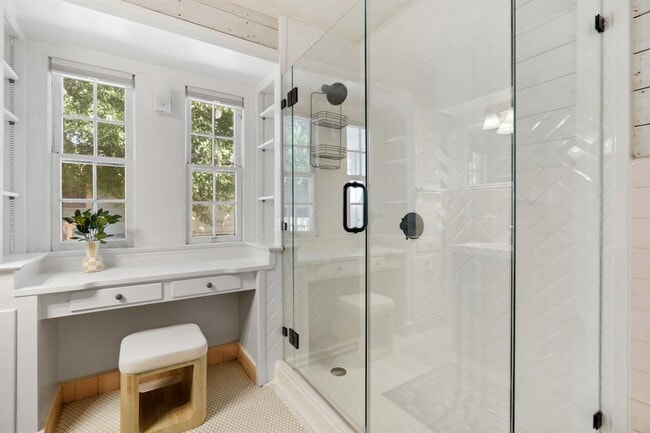 Building Photo - 844 1/2 E 38th St