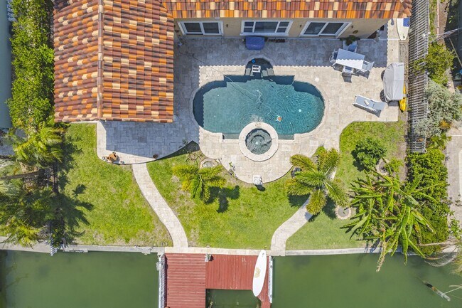 Building Photo - 4/3 Stunning Waterfront home in the heart of Clearwater Beach!