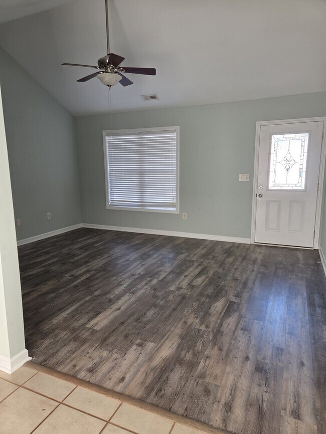 Building Photo - Charming 3 Bedroom/2 Bath