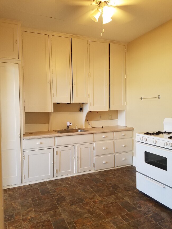 Building Photo - 504 S Central Ave