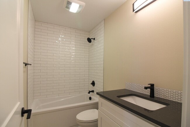 Building Photo - 5 Bed/3 Bath House in Kennewick Canyon Lakes