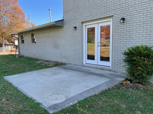 Building Photo - 223 Raintree Ln