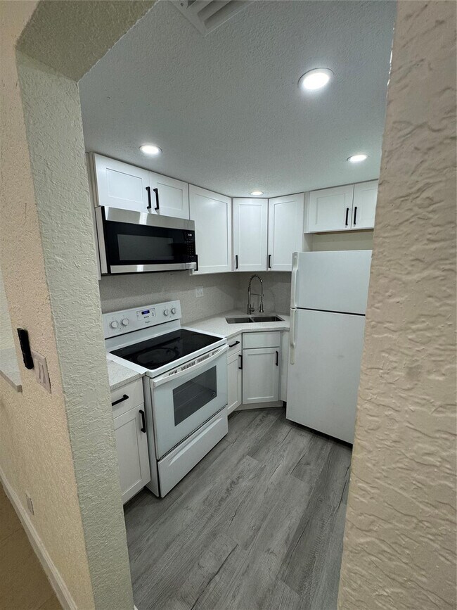 Building Photo - 151 SE 6th Ave