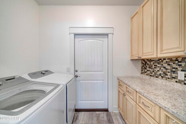 Building Photo - 6813 S Lagoon Dr