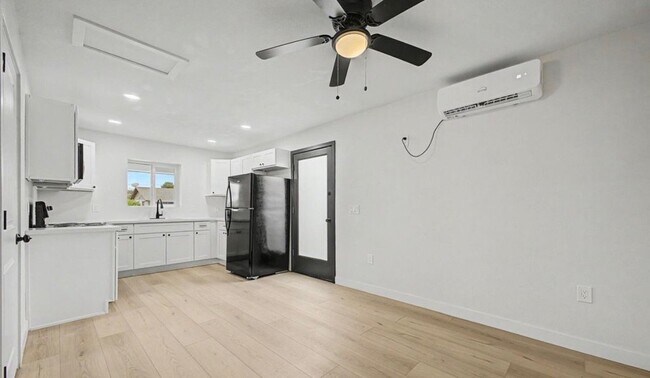 Building Photo - 3302 W Pierson St