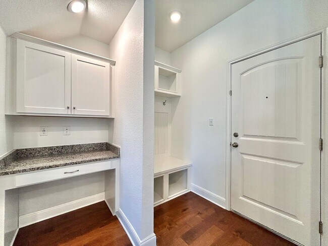 Building Photo - Beautiful and Contemporary 3 BR / 2.5 BA H...