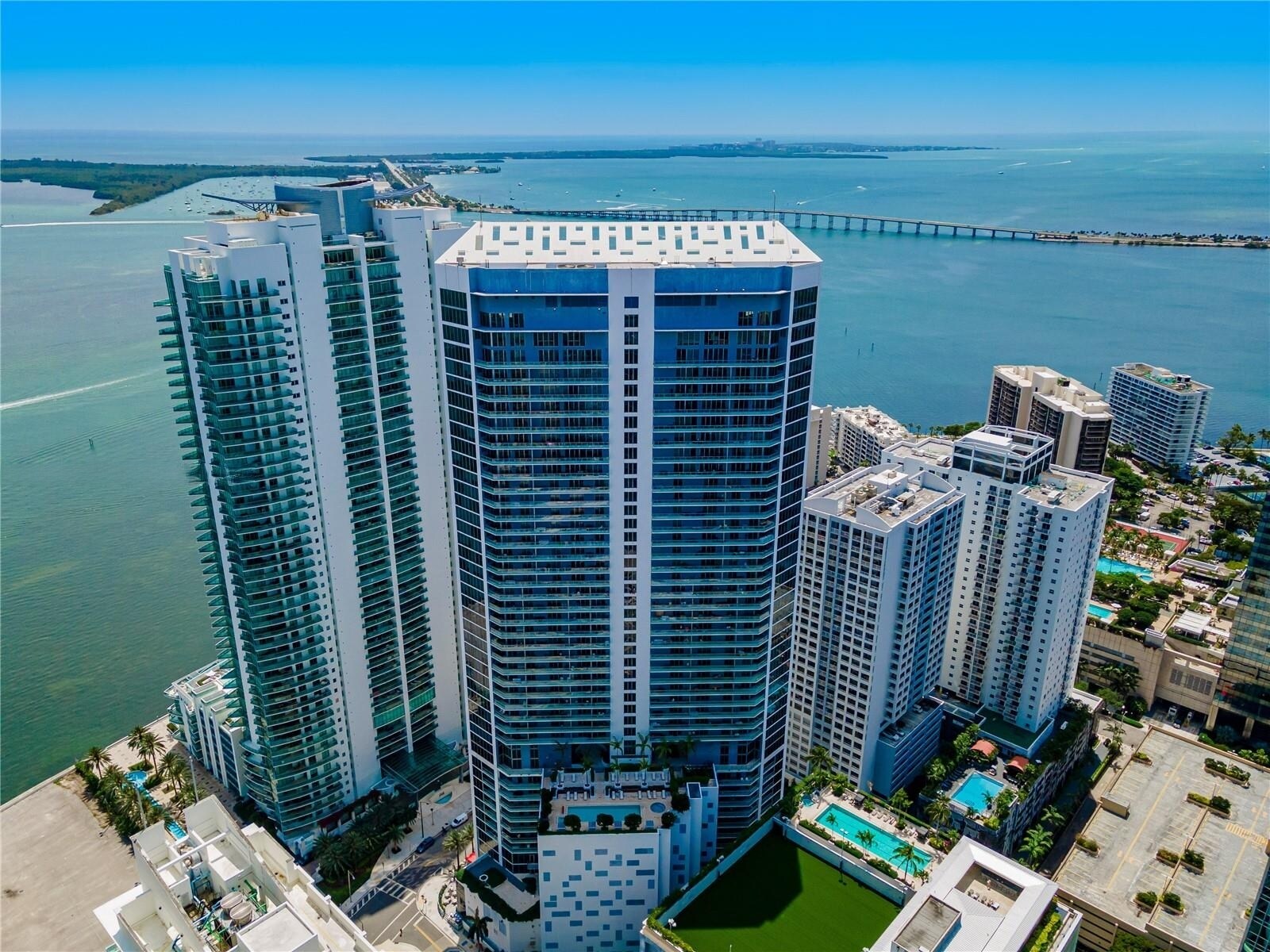 Building Photo - 1300 Brickell Bay Dr
