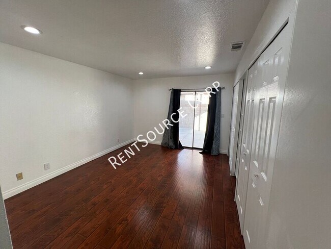 Building Photo - 3 Bedroom Single Story Home For Rent in La...