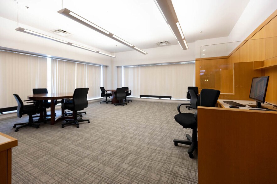 Building Photo - 933 W Van Buren St