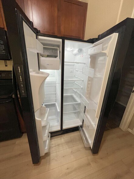 nearly new icemaker fridge - 3070 Harpy Grove