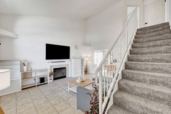 Building Photo - 2 Bedroom Condo w/ Patio & 1 Car Attached ...