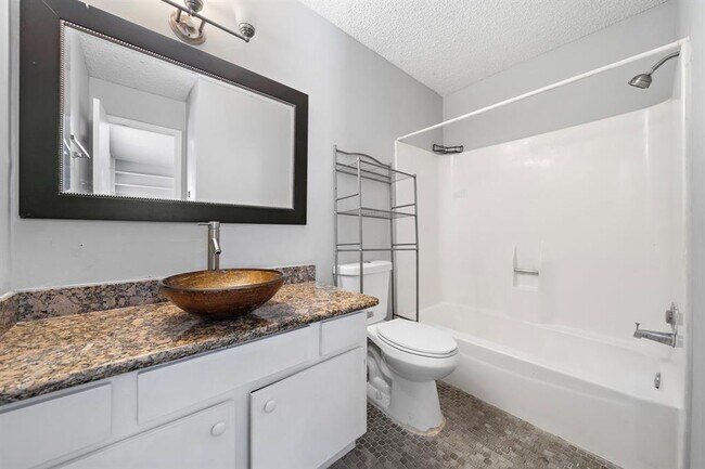 Building Photo - 2383 Crescent Park Dr