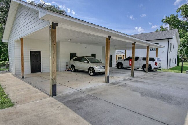Building Photo - 1122 NE Wellman Ave