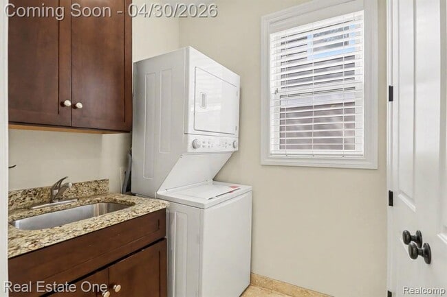 Building Photo - 714 E University Ave