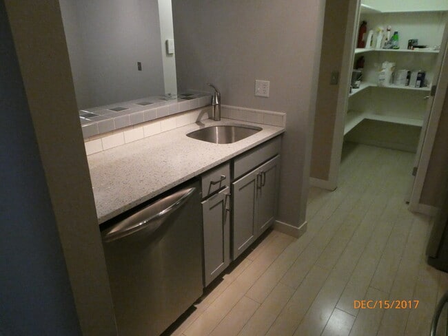 Building Photo - New Remodeled 1 Bed 1 Bath Condo Across fr...