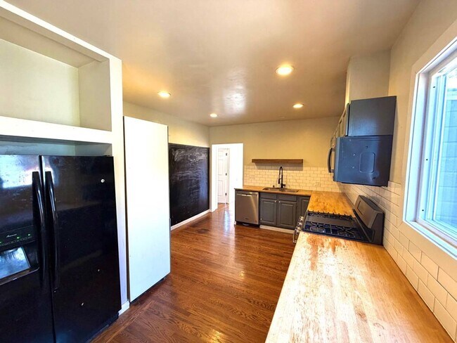 Building Photo - Amazing 3 Bedroom, 2 Bath Home with Gated Entry and Extra Studio