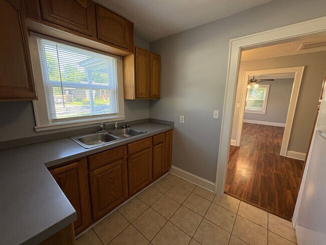 Building Photo - Charming 2 Bedroom home in Ashley Park
