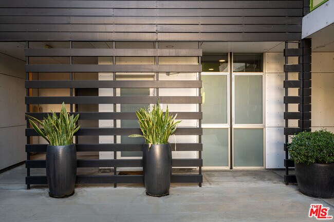 Building Photo - 825 Kings Rd