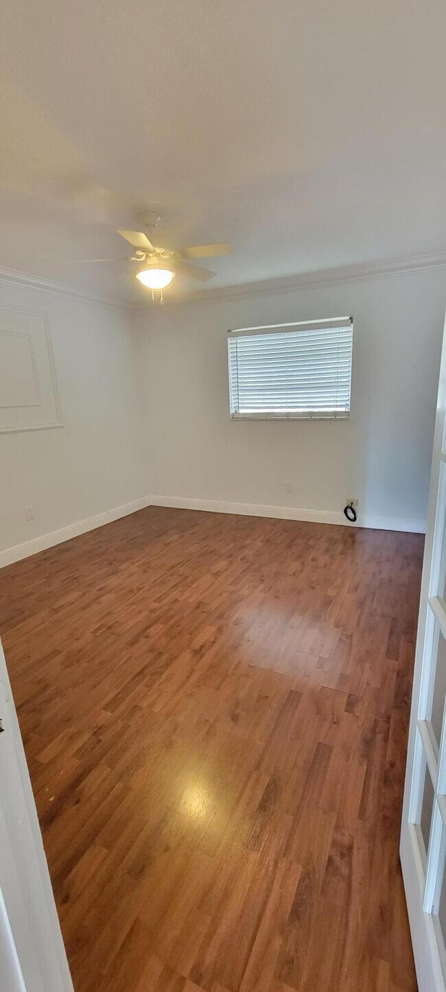 Building Photo - 421 NE 1st St