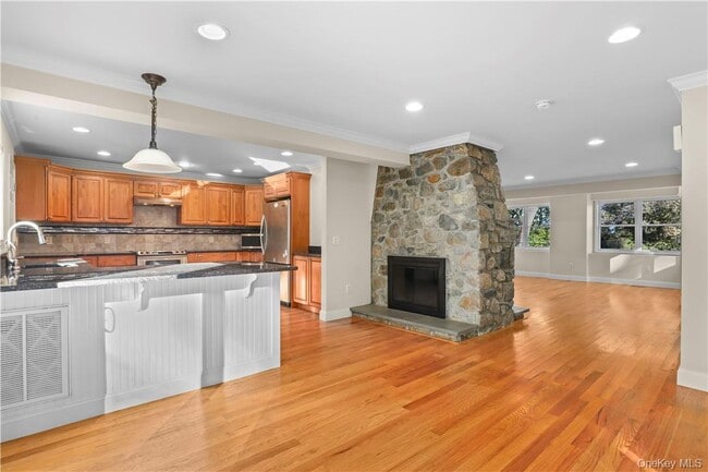 Building Photo - 33 Sycamore Rd