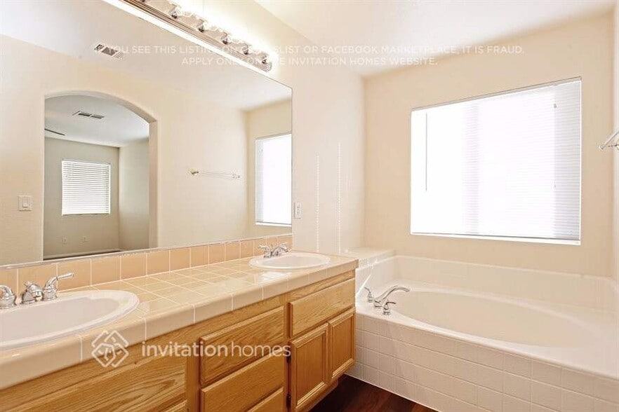 Building Photo - 2515 Wellworth Ave