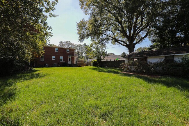 Building Photo - -- AVAILABLE NOW! 4 BED 2 BATH HOME IN POPULAR LAKESIDE --