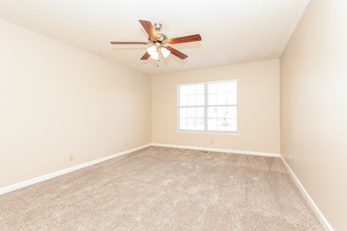 Building Photo - 1136 Lakes Edge Dr